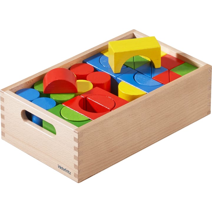 Eine Holzkiste mit bunten Holzbausteinen in verschiedenen Formen, darunter Rechtecke, Kreise und Bögen, in den Farben Rot, Blau, Gelb und Grün.