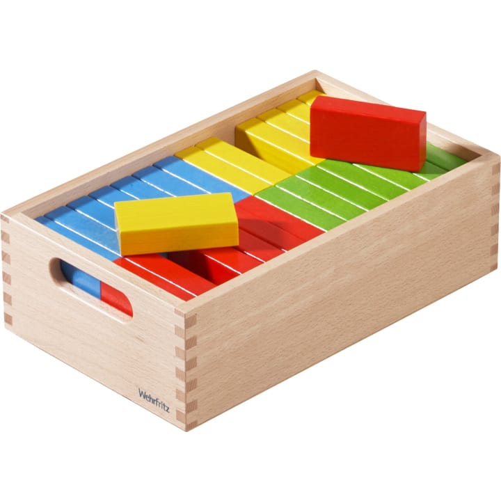 Eine Holzkiste enthält ordentlich angeordnete rechteckige Holzklötze in den Farben Rot, Gelb, Grün und Blau. Zwei Klötze, ein roter und ein gelber, werden auf die anderen gelegt.
