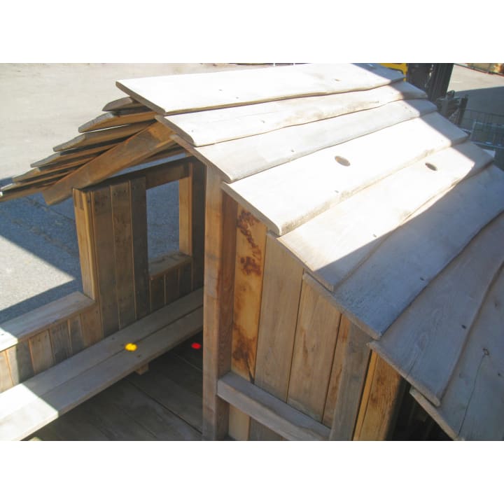 Räuberhütte aus Holz, für die Kita
