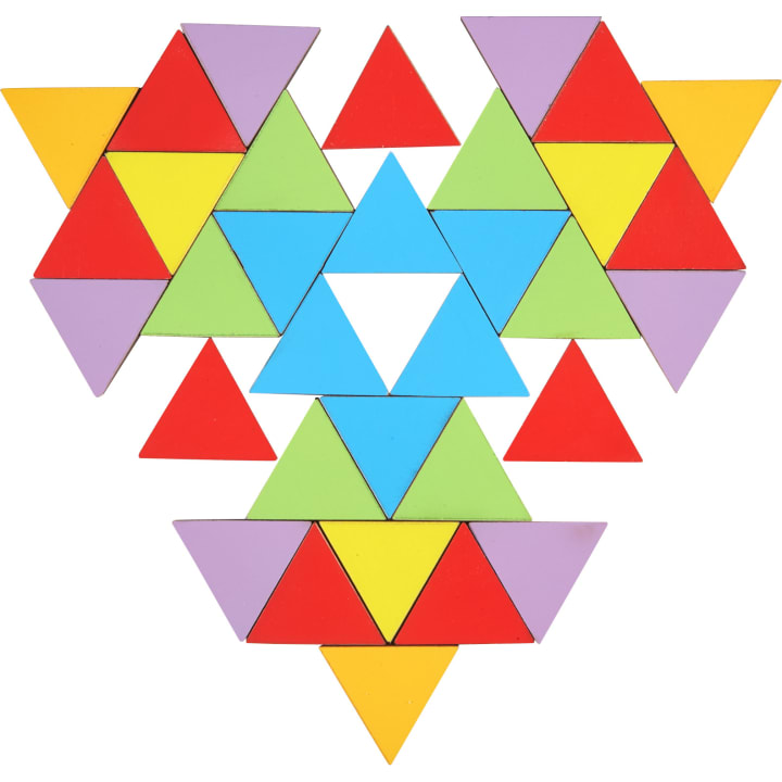 Eine Anordnung bunter hölzerner Dreiecke in Rot, Blau, Gelb, Grün und Lila, die ein symmetrisches geometrisches Muster mit einem blauen Dreieck in der Mitte bilden.