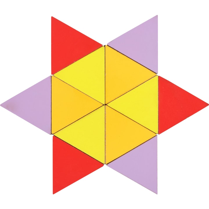 Ein Stern aus dreieckigen Teilen. Das Zentrum ist gelb, der mittlere Ring ist ebenfalls gelb, und die äußeren Dreiecke sind rot und hellviolett und in einem symmetrischen Muster angeordnet.