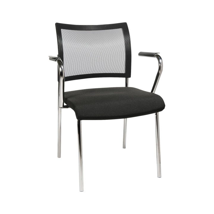 Ein schwarzer Bürostuhl mit Netzrückenlehne, gepolstertem Sitz, Metallarmlehnen mit schwarzen Polstern und vier verchromten Beinen. Das Design ist einfach und modern.