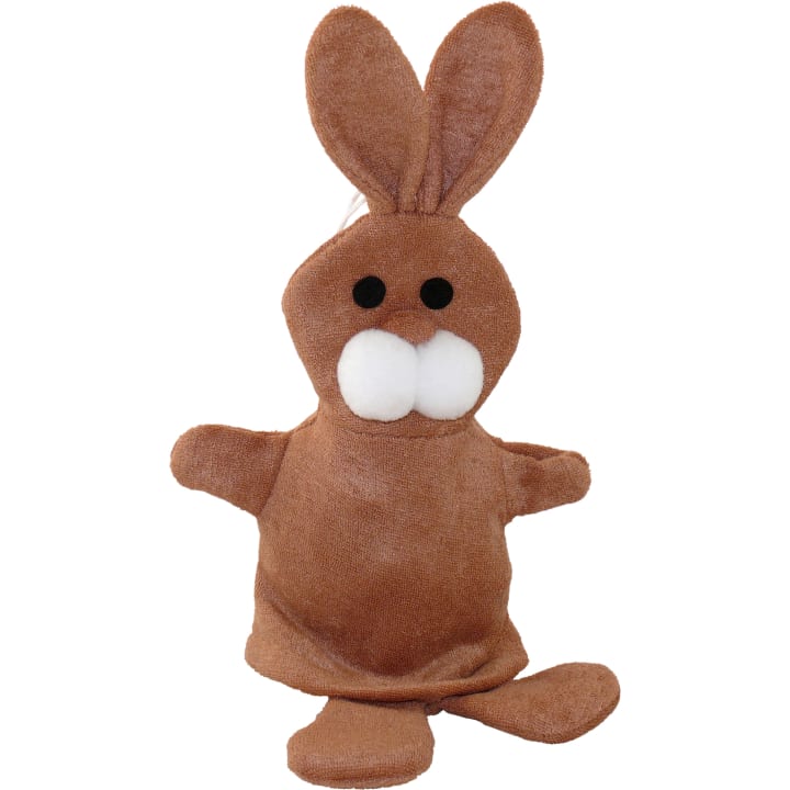 Eine braune Plüschhasenpuppe mit großen weißen Zähnen, schwarzen Knopfaugen, aufrechten Ohren und ausgestreckten Armen vor einem weißen Hintergrund.