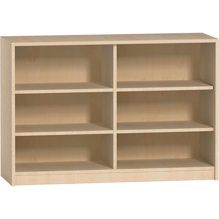 Ein Bücherregal aus hellem Holz mit sechs offenen, rechteckigen Fächern, die in zwei Reihen und drei Säulen angeordnet sind, steht auf einem flachen Sockel.