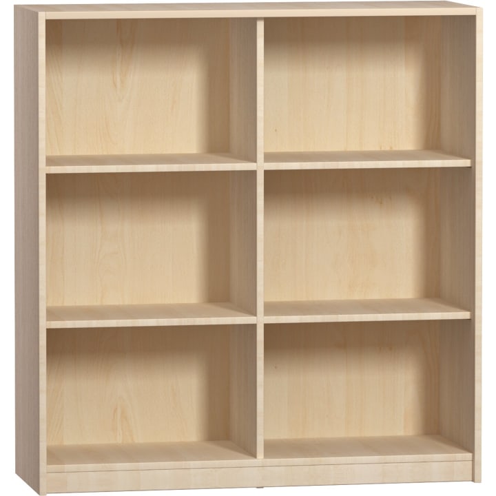 Ein Bücherregal aus hellem Holz mit sechs rechteckigen Fächern, die in zwei Spalten und drei Reihen angeordnet sind, steht aufrecht und leer vor einem schlichten Hintergrund.