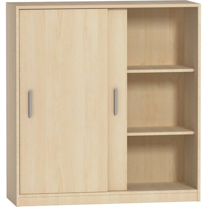 Ein heller Holzschrank mit zwei vertikalen silbernen Griffen. Auf der linken Seite befindet sich eine geschlossene Schiebetür, auf der rechten Seite drei offene Einlegeböden. Der Schrank steht auf einem flachen Sockel.