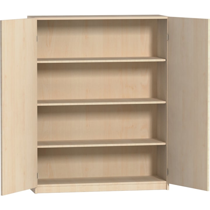 Ein heller Holzschrank mit zwei offenen Türen, die vier leere, gleichmäßig verteilte Einlegeböden vor einem schlichten Hintergrund zeigen.