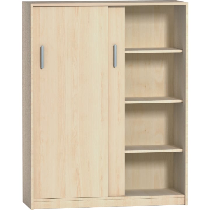 Ein Schrank aus hellem Holz mit einer Schiebetür auf der linken Seite und vier offenen Regalen auf der rechten Seite, wobei jedes Regal leicht in der Höhe variiert. Der Schrank hat zwei vertikale Griffe an der Tür.