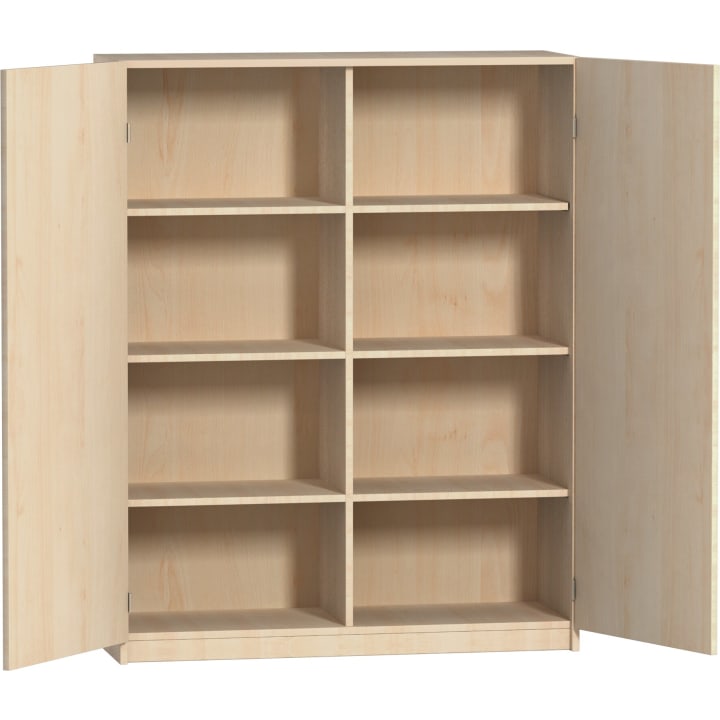 Ein heller Holzschrank mit offenen Türen, der acht gleichmäßig verteilte rechteckige Einlegeböden aufweist, die in zwei Spalten und vier Reihen angeordnet sind. Der Schrank ist leer.