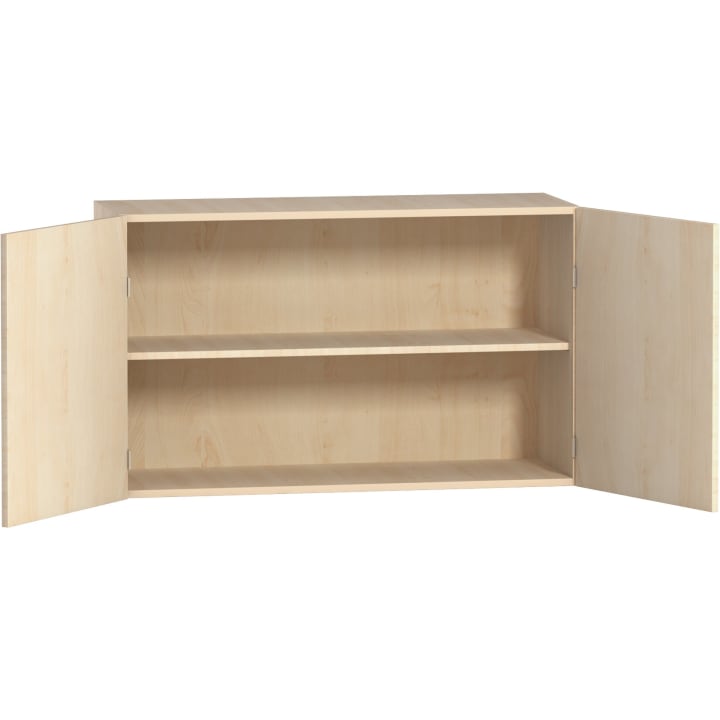 Ein heller Holzschrank mit zwei offenen Türen, die den Blick auf einen Innenraum mit einem Regalboden freigeben, der den Raum in zwei Fächer unterteilt. Der Schrank ist leer.
