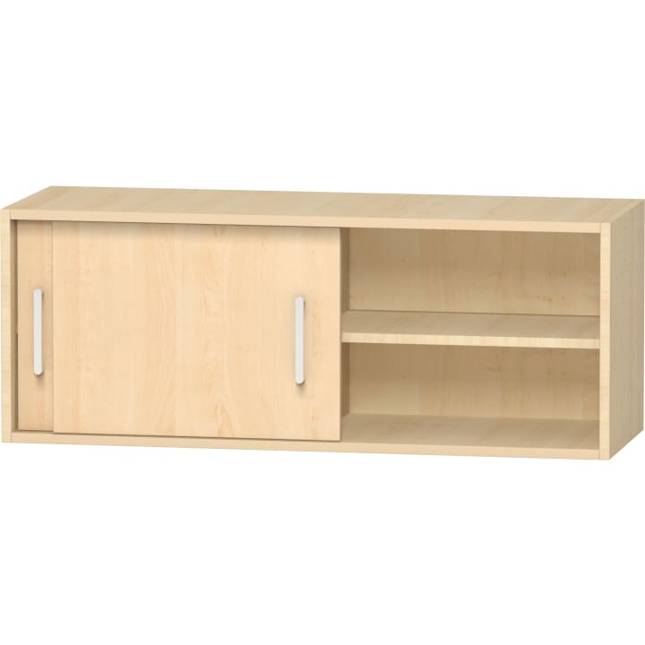 Schrank aus hellem Holz mit zwei vertikalen Metallgriffen, mit einer Schiebetür auf der linken Seite und zwei offenen Regalen auf der rechten Seite. Der Schrank ist rechteckig und hat eine glatte, natürliche Oberfläche.