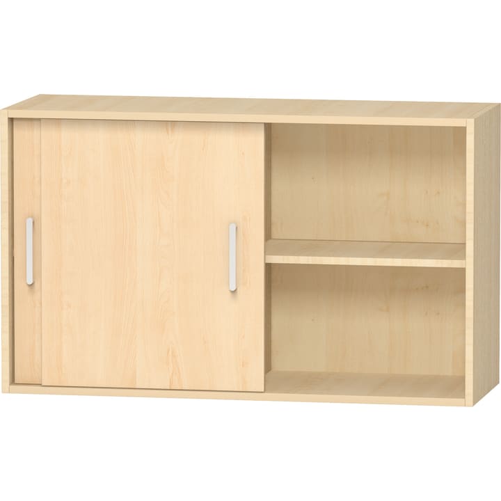 Ein Holzschrank mit zwei Schiebetüren auf der linken Seite und zwei offenen Regalen auf der rechten Seite. Der Schrank hat eine helle Holzmaserung und silberne Griffe an den Türen.