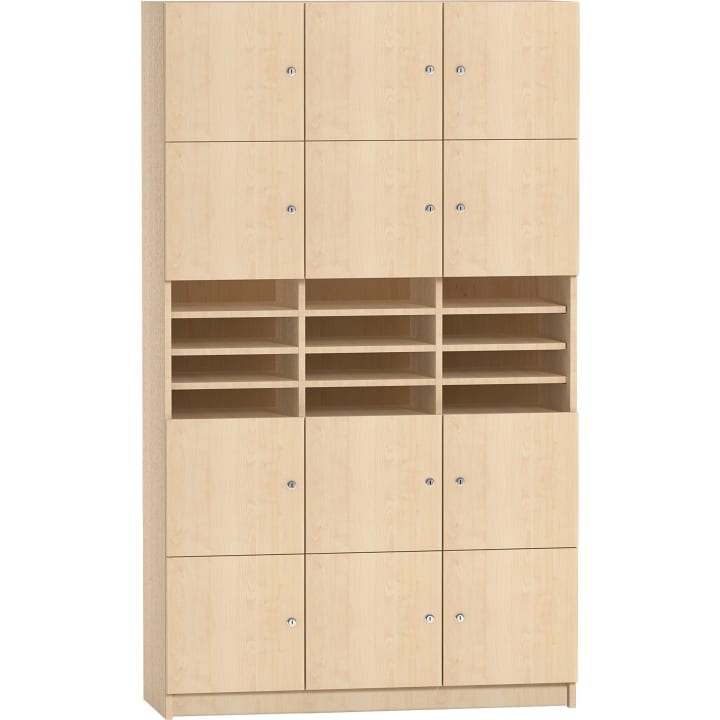 Ein hölzerner Aktenschrank mit zwölf abschließbaren Fächern und zwölf offenen horizontalen Schlitzen in der Mitte für die Organisation von Dokumenten oder Akten. Das Holz hat eine helle, natürliche Oberfläche.