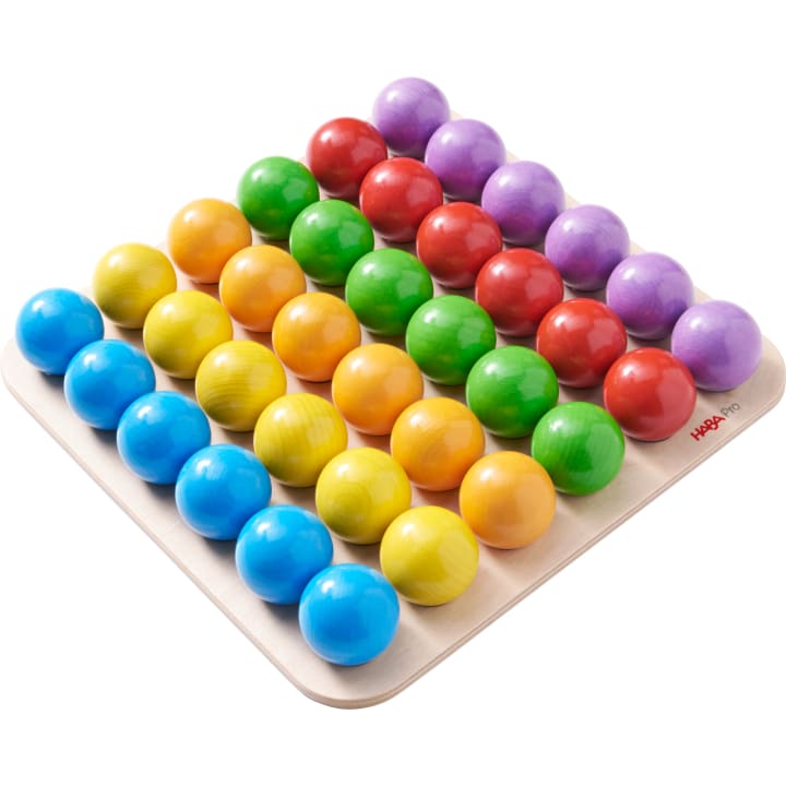 Auf einem quadratischen Holzbrett befinden sich fünf Reihen mit großen, runden Holzkugeln in verschiedenen Farben: blau, gelb, orange, grün, rot und lila. Jede Reihe enthält sechs Kugeln der gleichen Farbe.