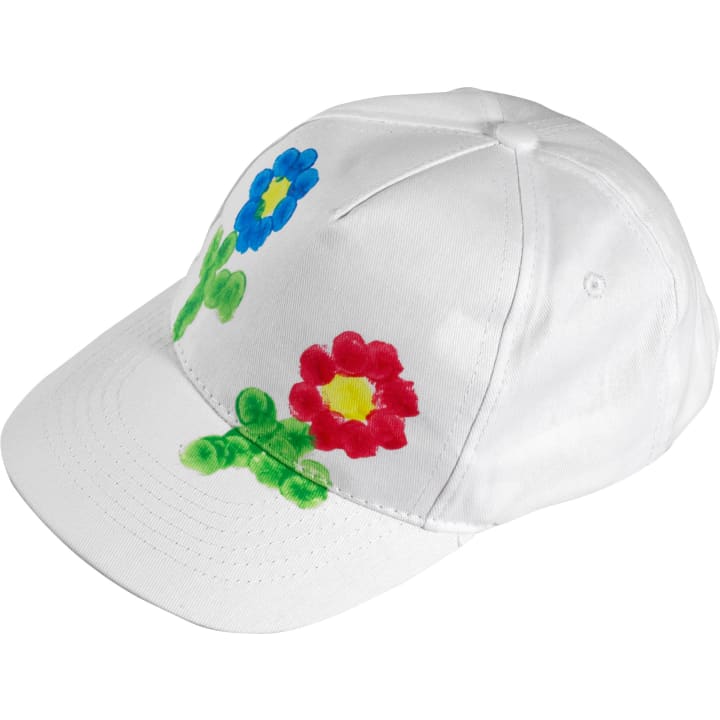 Eine weiße Baseballmütze mit handgemalten Motiven, darunter eine blaue Blume mit gelber Mitte, eine rote Blume mit gelber Mitte und grüne Blätter.