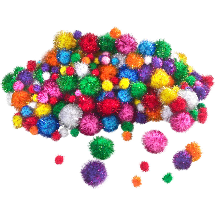 Ein Haufen bunter, flauschiger Pompons in verschiedenen Größen auf weißem Hintergrund, wobei einige Pompons separat unter dem Hauptbündel verstreut sind.