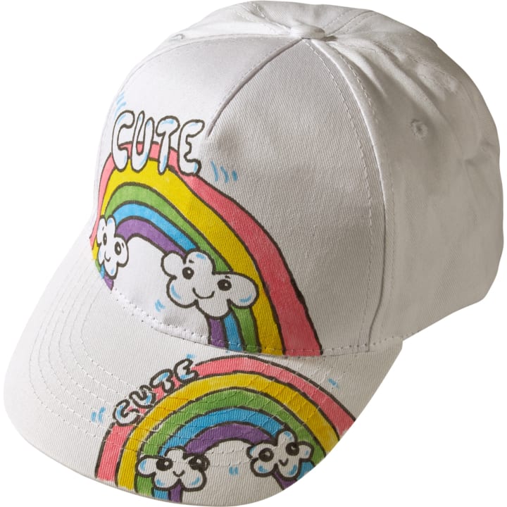 Eine weiße Baseballmütze mit handgezeichneten Regenbögen, Wolken und dem Wort CUTE in bunten Buchstaben auf der Vorderseite und am Rand.