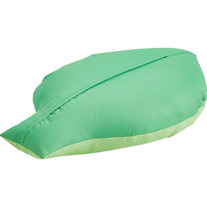 Ein grüner Sitzsack in Form eines Blattes, mit einer Naht in der Mitte und zwei verschiedenen Grüntönen.