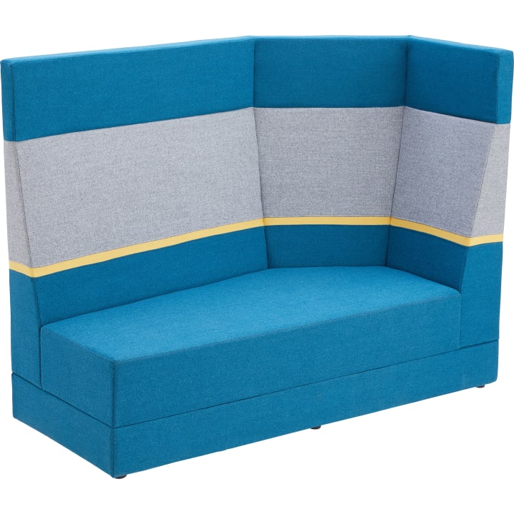 Ein modernes Hochlehner-Sofa mit blauen und hellgrauen Polstern und einem horizontalen gelben Akzentstreifen über der Rückenlehne. Das Sofa hat eine kastenförmige Form und ist für zwei oder drei Personen konzipiert.