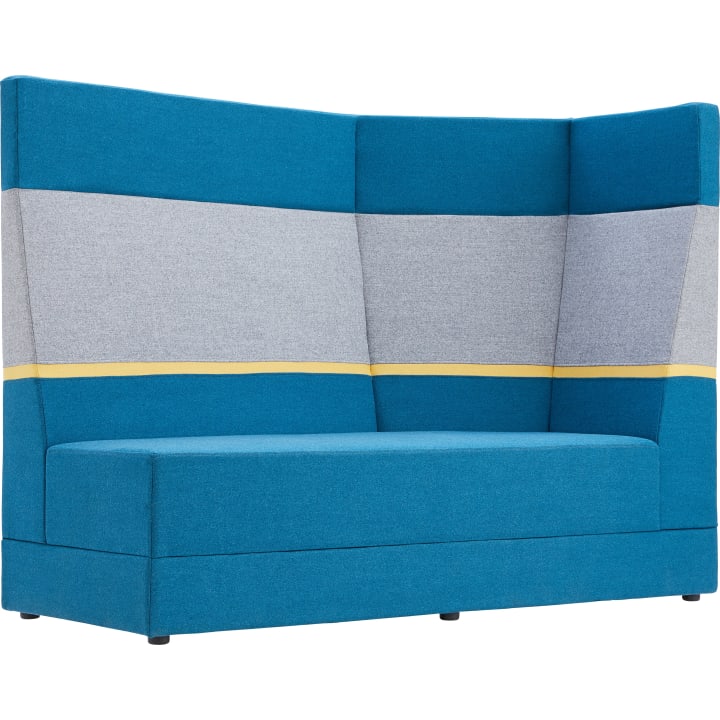 Ein modernes Sofa mit hoher Rückenlehne, blauen und grauen Polsterelementen, einem schmalen gelben Akzentstreifen und einem geraden Sitzkissen. Das Sofa hat eine kastenförmige Form mit hohen, geschwungenen Seiten und Rücken.