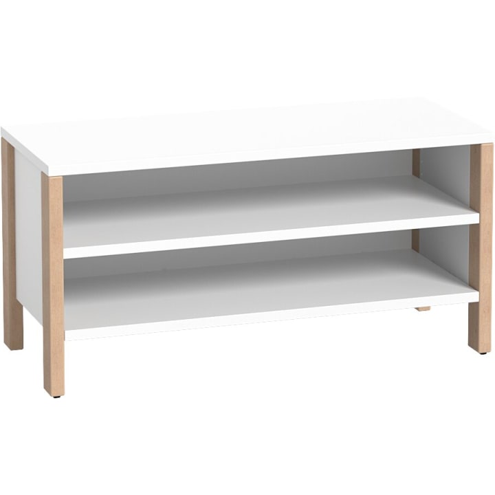 Ein weißer rechteckiger Tisch oder Schrank mit zwei offenen Regalen und vier hellen Holzbeinen. Das Design ist einfach und modern.