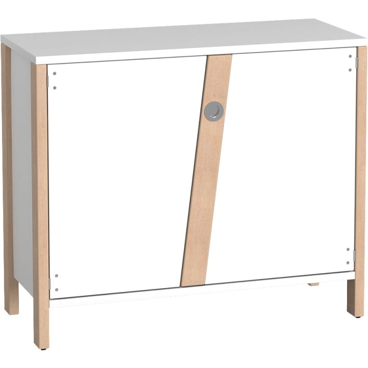 Ein weißer Schrank mit hellen Holzbeinen und einem diagonalen Holzakzent auf der Vorderseite, mit zwei Türen und einem runden silbernen Griff in der Mitte.