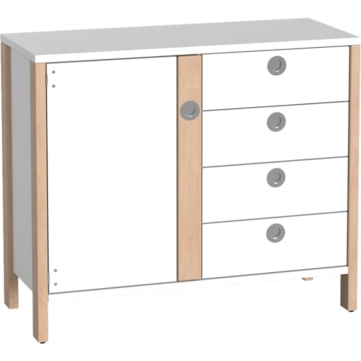 Ein modernes Sideboard mit vier Schubladen auf der rechten Seite und einer einzelnen Schranktür auf der linken Seite. Der Schrank ist weiß mit hellen Holzbeinen und vertikalen Zierleisten und hat runde silberne Griffe an jeder Schublade und Tür.