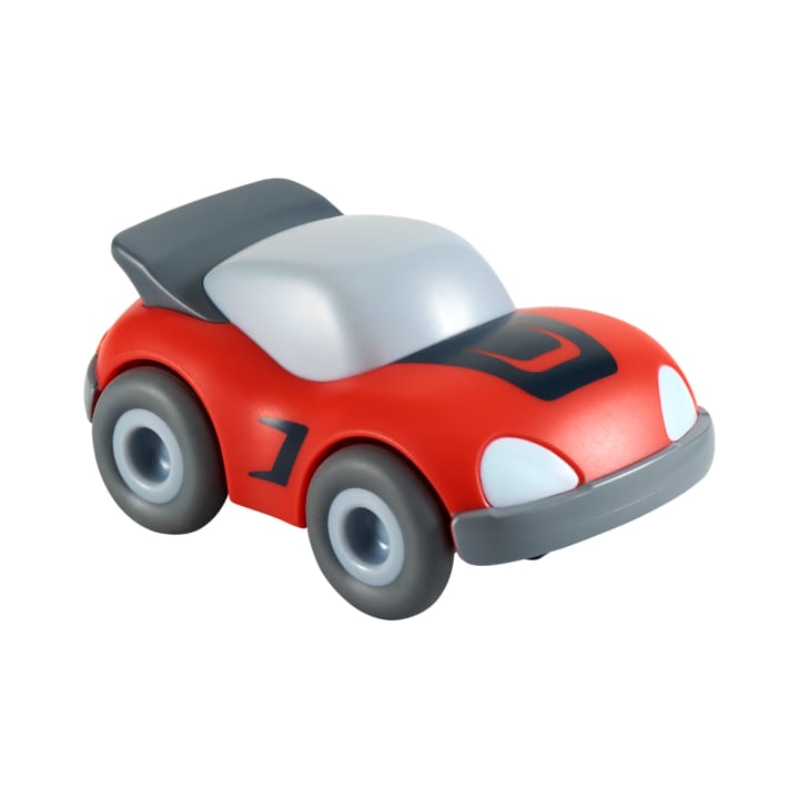 Ein rotes Spielzeugauto mit schwarzen und grauen Details, grauen Rädern, einem großen Heckspoiler und einer Nummer 7 an der Seite, dargestellt auf weißem Hintergrund.
