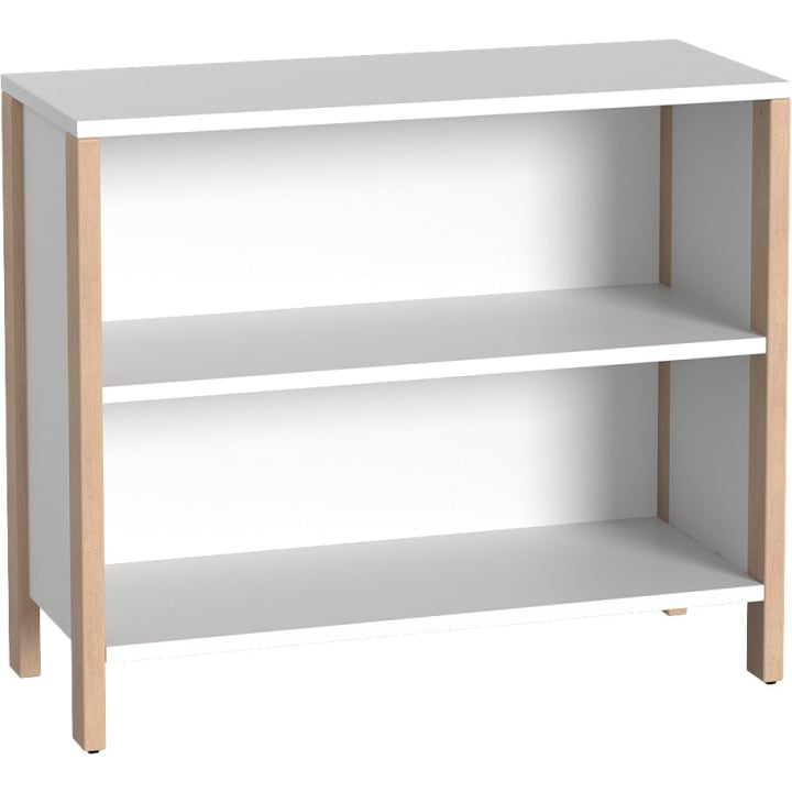 Ein weißes, rechteckiges Bücherregal mit zwei Regalen, hellen Holzbeinen und einem minimalistischen Design. Das Regal ist leer und steht vor einem schlichten weißen Hintergrund.