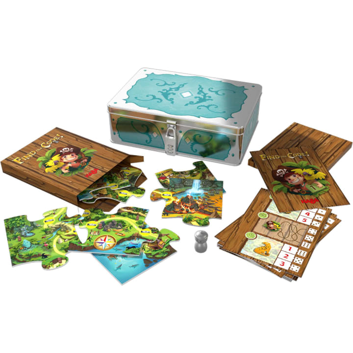 Ein Spielset mit einer dekorativen blauen Truhe, Kisten mit Holzmotiven, illustrierten Puzzleteilen, einem kleinen silbernen Spielstein und mehreren Spielkarten mit Zahlen, einem Affen und einer tropischen Landschaft darauf.