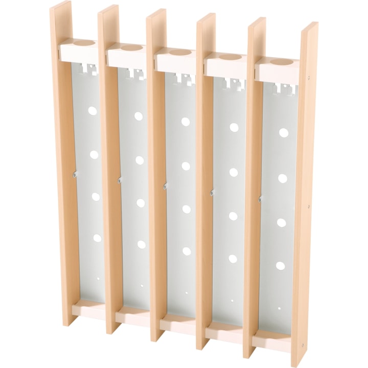 Ein Holzregal mit fünf vertikalen Schlitzen und Metallrückwänden mit kreisförmigen Löchern, das für die Organisation oder die aufrechte Aufbewahrung von Gegenständen konzipiert ist.
