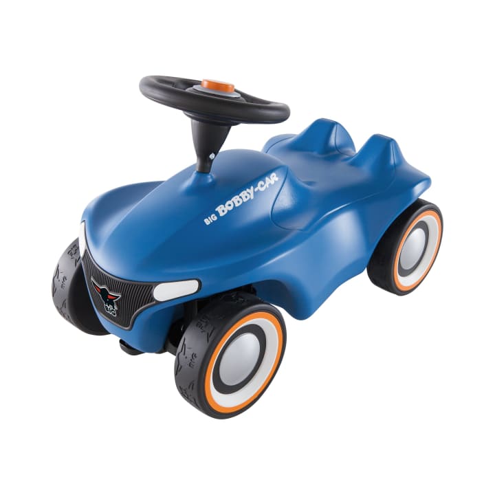 Ein blaues auffahrbares Spielzeugauto aus Kunststoff mit einem schwarzen Lenkrad, orangefarbenen Knöpfen, weißen und orangefarbenen Rädern und der Aufschrift BIG Bobby-Car auf der Seite.