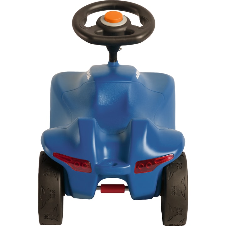 Ein blaues Spielzeugauto aus Kunststoff, von hinten gesehen, mit zwei schwarzen Rädern, roten Rückleuchten, einer kleinen roten Stoßstange und einem schwarzen Lenkrad mit einem orangefarbenen Knopf in der Mitte.