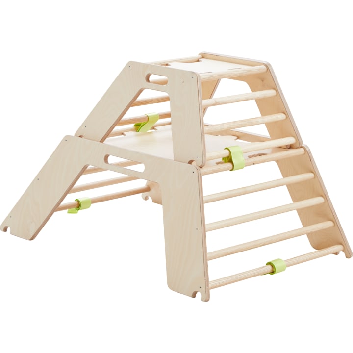 Ein hölzernes Kletterdreieck mit Sprossen und einer flachen Plattform in der Mitte. Die Struktur hat zwei schräge Seiten und grüne Verriegelungsmechanismen, die die Sprossen sichern. Das Holz hat eine helle, natürliche Oberfläche.
