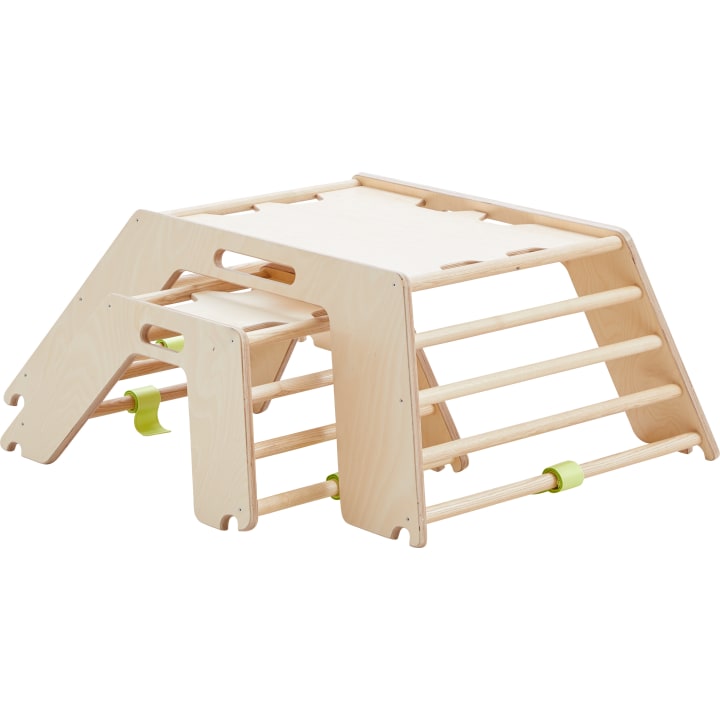 Ein Klettergerüst aus Holz mit mehreren Sprossen und Plattformen, mit zwei schrägen Seiten und grünen Kunststoffverbindungen. Das Design eignet sich für das Spielen von Kleinkindern in Innenräumen oder für Aktivitäten zur körperlichen Entwicklung.