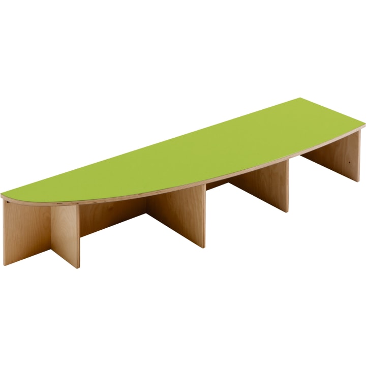 Eine Holzbank mit einer hellgrünen geschwungenen Platte und vier vertikalen Stützen darunter. Die Bank hat ein einfaches, minimalistisches Design und ist vor einem weißen Hintergrund fotografiert.