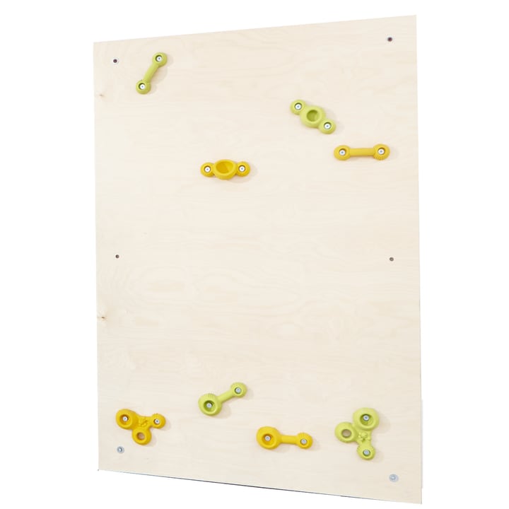 Eine Kletterwand aus hellem Holz mit acht gelben und grünen Klettergriffen, die gleichmäßig auf der Oberfläche verteilt sind. Die Wand ist schlicht und hat keine weiteren Dekorationen oder Hintergrundelemente.