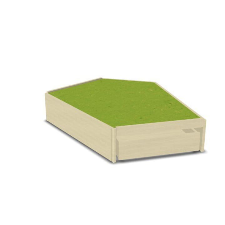 Ein Hochbeet mit hellen Holzseiten und einem fünfeckigen Sockel, der mit grüner Erde oder Gras gefüllt ist, steht auf einem weißen Hintergrund.