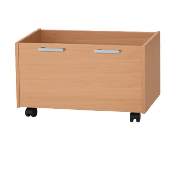Eine rechteckige Aufbewahrungsbox aus Holz mit zwei Metallgriffen auf der Vorderseite und vier schwarzen Rollen auf der Unterseite, die auf einem schlichten weißen Hintergrund stehen.