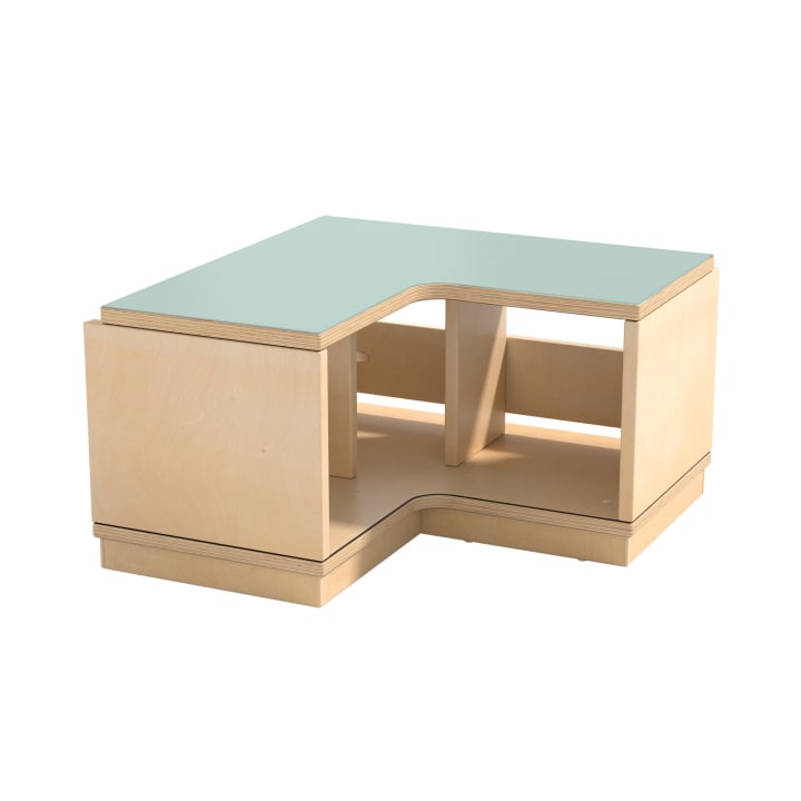 Ein L-förmiger Tisch aus hellem Holz mit einer flachen, hellblauen Oberfläche und offenen Regalen darunter, entworfen in einem modernen und minimalistischen Stil.