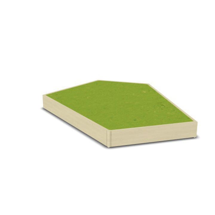 Ein 3D-Rendering eines flachen, fünfeckigen Objekts mit grüner, grasartiger Textur auf der Oberfläche und beigen Seiten, das an ein Geländestück oder ein Spielbrettplättchen erinnert.