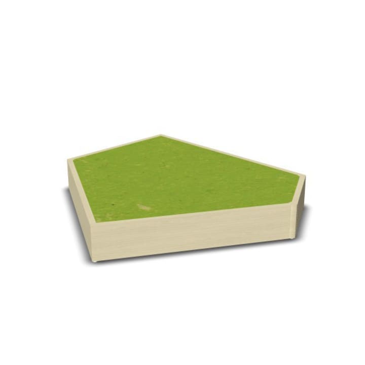 Ein kleines, fünfeckiges Holztablett mit einer grünen, grasähnlichen Oberfläche auf der Oberseite, vor einem schlichten weißen Hintergrund.