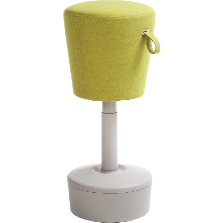 Ein moderner Hocker mit einem runden, lindgrünen, gepolsterten Sitz, einem seitlichen Stoffgriff und einem zylindrischen, grauen Fuß mit breitem, flachem Boden.