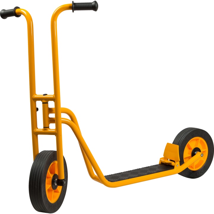 Ein gelber zweirädriger Scooter mit schwarzen Gummigriffleisten und schwarzer Plattform, der für Kinder konzipiert ist. Der Roller hat einen stabilen Metallrahmen und solide schwarze Reifen mit gelben Radnaben.