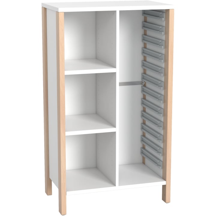 Ein weißes Regal mit Beinen aus hellem Holz, mit drei offenen Regalböden auf der linken Seite und einem offenen vertikalen Abschnitt auf der rechten Seite mit mehreren horizontalen Metallschienen, wahrscheinlich für die Organisation von Tabletts oder Akten.