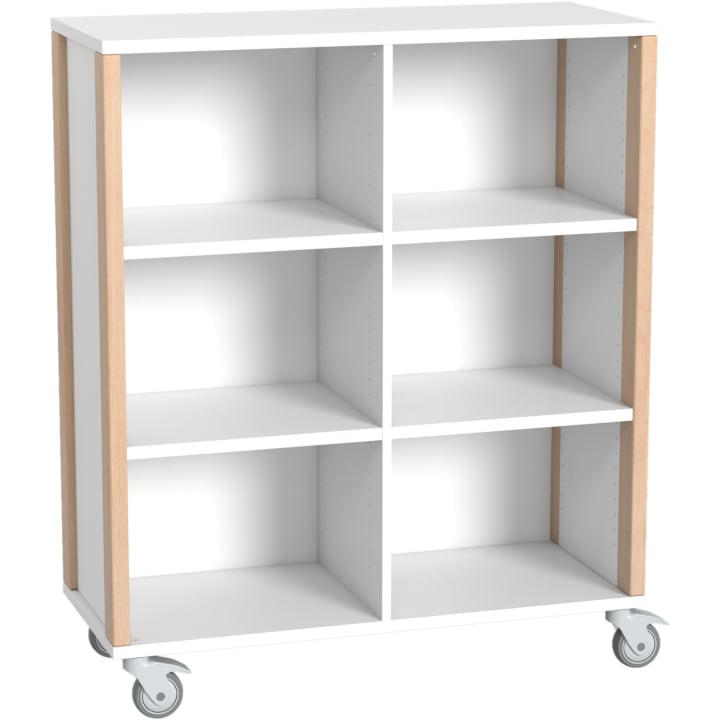 Ein weißes, rechteckiges Bücherregal mit sechs offenen Fächern, Seitenteilen aus hellem Holz und vier Laufrollen am Sockel für Mobilität.