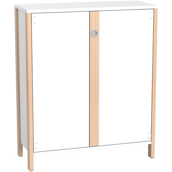 Ein weißer zweitüriger Schrank mit hellen holzfarbenen vertikalen Kanten und Beinen, mit einem runden grauen Griff an der rechten Tür. Der Schrank steht auf vier Beinen und hat ein einfaches, modernes Design.