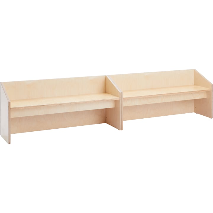 Zwei identische Bänke aus hellem Holz mit hoher Rückenlehne und Seitenteilen sind nebeneinander aufgestellt. Die Bänke haben ein einfaches, modernes Design und sind vor einem weißen Hintergrund platziert.