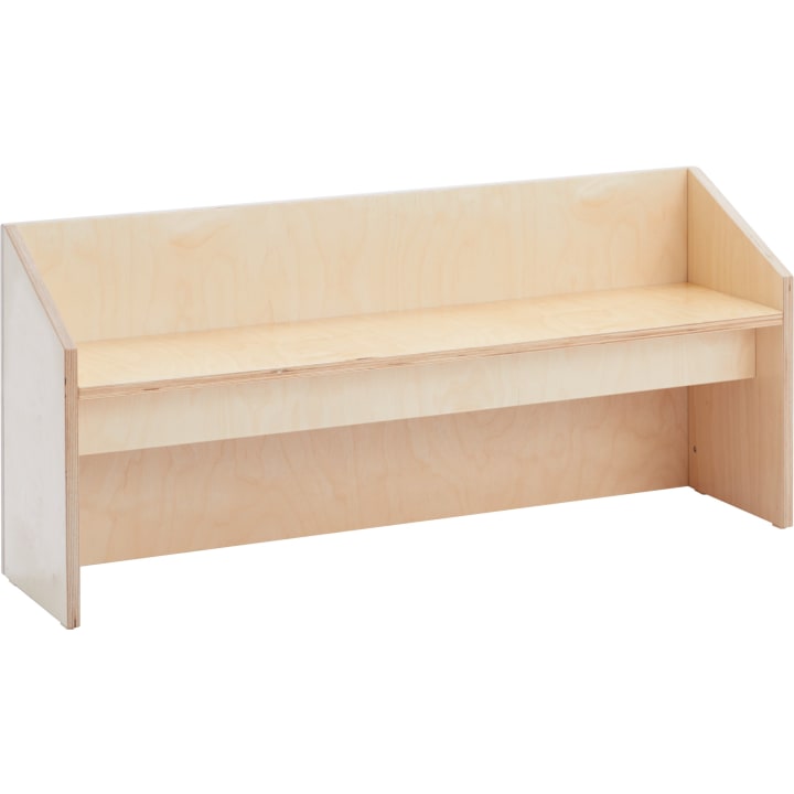 Eine helle Holzbank mit hoher Rückenlehne und Seitenteilen aus glattem, unbehandeltem Sperrholz. Das Design ist einfach und rechteckig, ohne sichtbare Kissen oder dekorative Elemente.