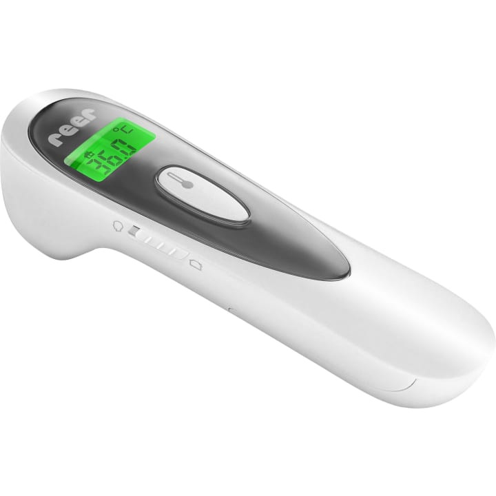 Ein weißes digitales Infrarot-Thermometer mit einem kleinen Display, das eine Temperatur von 36,7°C anzeigt, und einem einzigen Knopf in der Mitte. Der Markenname reer ist auf dem Gerät sichtbar.